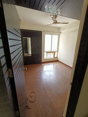 Room in 2 BHK Apartment at Jaypee Greens Kosmos, Sector 134 – for Rent