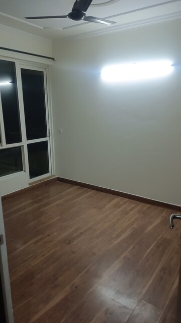 Room in 3.5 BHK Apartment at Jaypee Greens Kosmos, Sector 134 – for Rent