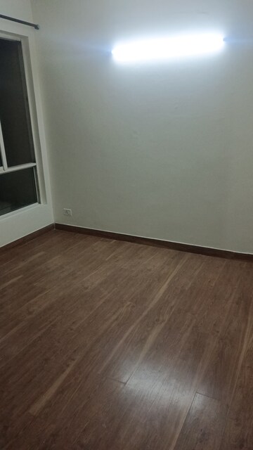 Room in 3.5 BHK Apartment at Jaypee Greens Kosmos, Sector 134 – for Rent