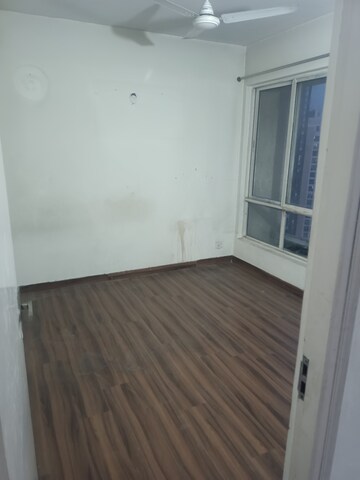 Room in 3.5 BHK Apartment at Jaypee Greens Kosmos, Sector 134 – for Rent