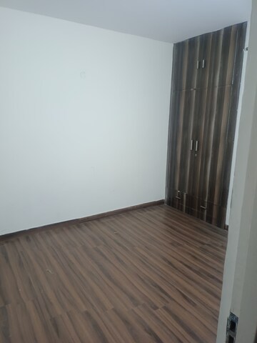 Room in 3.5 BHK Apartment at Jaypee Greens Kosmos, Sector 134 – for Rent