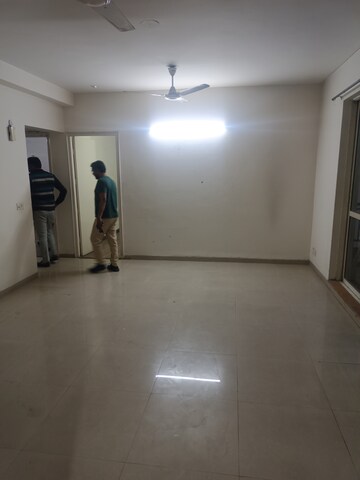 Room in 3.5 BHK Apartment at Jaypee Greens Kosmos, Sector 134 – for Rent