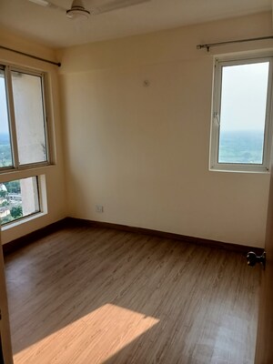 Room in 3.5 BHK Apartment at Jaypee Greens Kosmos, Sector 134 – for Rent