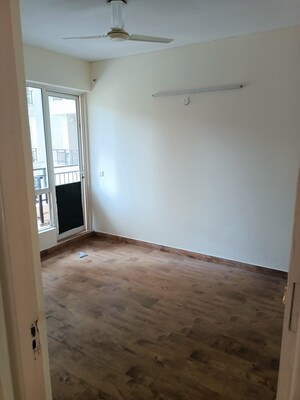 Room in 3.5 BHK Apartment at Jaypee Greens Kosmos, Sector 134 – for Rent