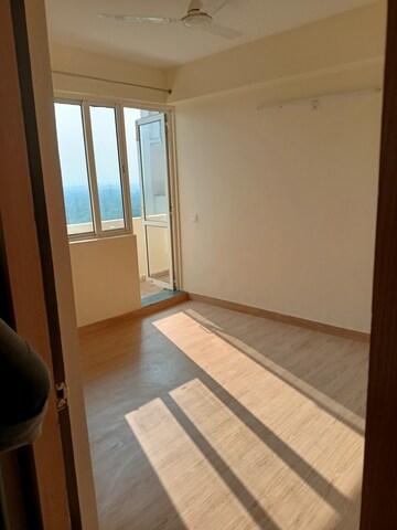 Room in 3.5 BHK Apartment at Jaypee Greens Kosmos, Sector 134 – for Rent
