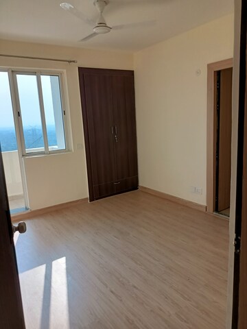 Room in 3.5 BHK Apartment at Jaypee Greens Kosmos, Sector 134 – for Rent