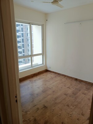 Room in 3.5 BHK Apartment at Jaypee Greens Kosmos, Sector 134 – for Rent