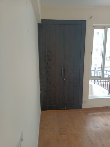 Room in 3.5 BHK Apartment at Jaypee Greens Kosmos, Sector 134 – for Rent