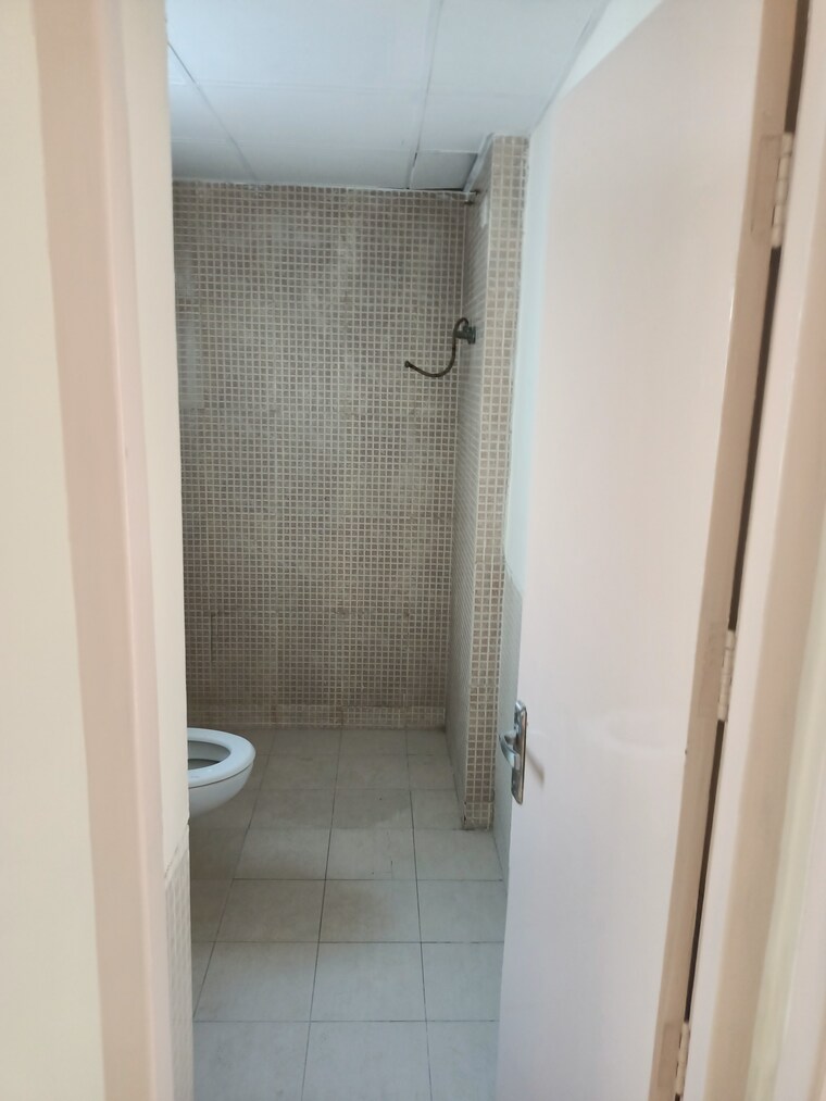 Bathroom, jaypee-greens-kosmos 3.5 Bedroom 1350 Sq.Ft. Apartment In Sector 134 Noida 9216733