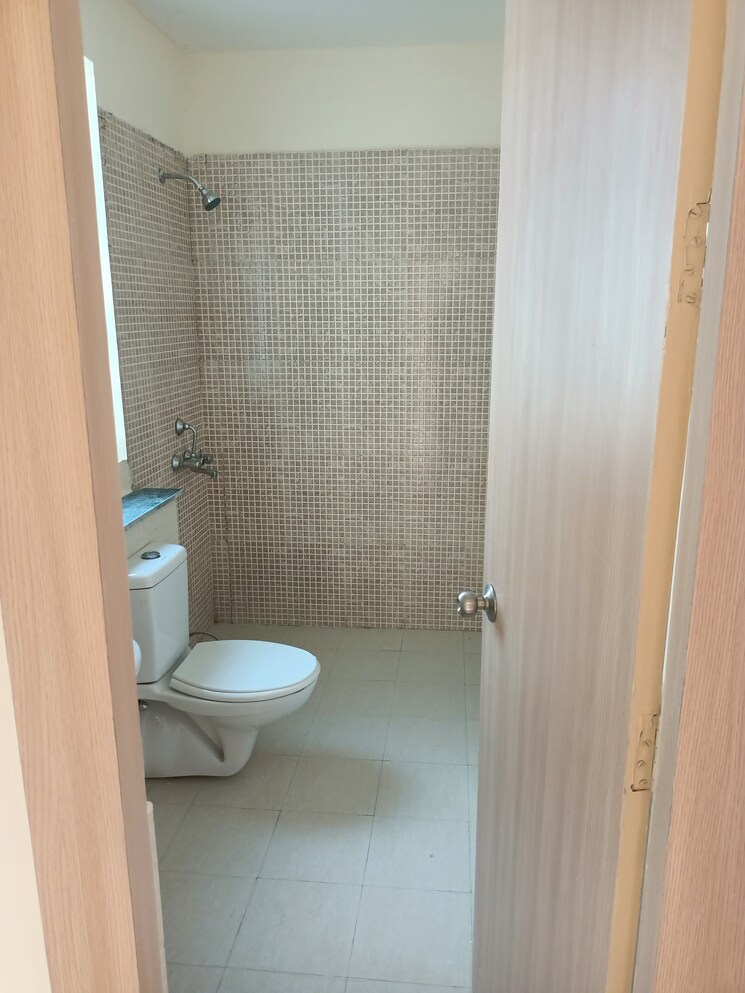 Bathroom, jaypee-greens-kosmos 3.5 Bedroom 1350 Sq.Ft. Apartment In Sector 134 Noida 9216733