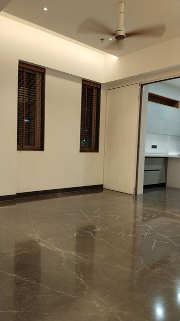 Room in 5 BHK Apartment at Prabhadevi – for Sale