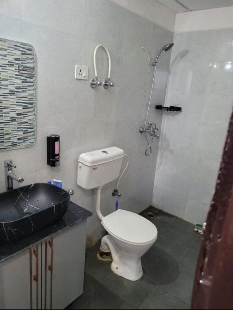 Bathroom, dlf-hamilton-court 2 Bedroom 1150 Sq.Ft. Apartment In Sector 27 Gurgaon 9216873