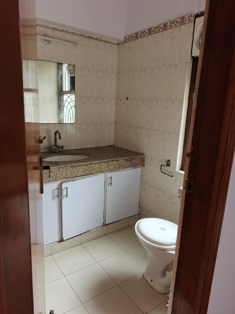 Bathroom, defence colony 3 Bedroom 2100 Sq.Ft. Builder Floor In Defence Colony Delhi 9216971