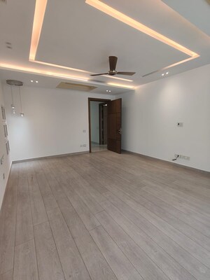 Room in 3.5 BHK Apartment at Panchsheel Park – for Rent