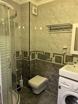 Master Bedroom in 6+ BHK Villa at Safdarjung Enclave – for Rent