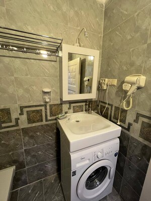 Master Bedroom in 6+ BHK Villa at Safdarjung Enclave – for Rent