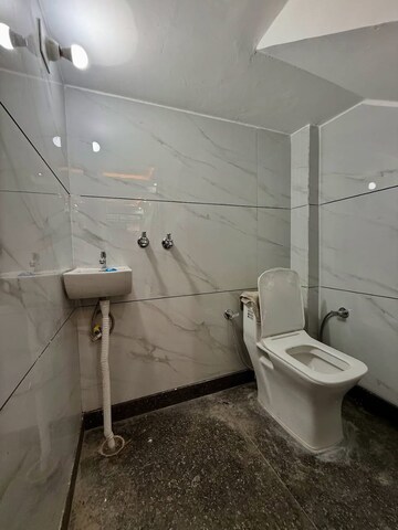 Bathroom in 6+ BHK Villa at Safdarjung Enclave – for Rent