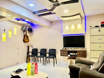 Team Area in 3 BHK Apartment at Sea Garden View, Santacruz West – for Sale