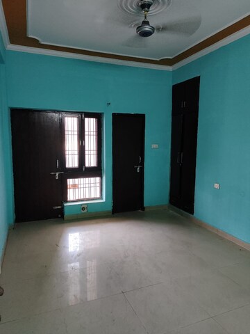 Room in 2 BHK Apartment at Gomti Nagar – for Rent