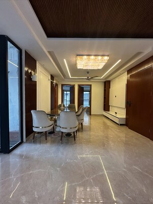Parking in 4 BHK Builder Floor at Gujranwala Town – for Sale