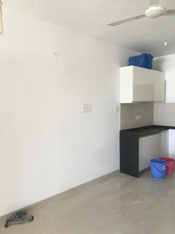 Room in 2 BHK Apartment at Shapoorji Pallonji Vanaha Golfland, Bavdhan – for Rent