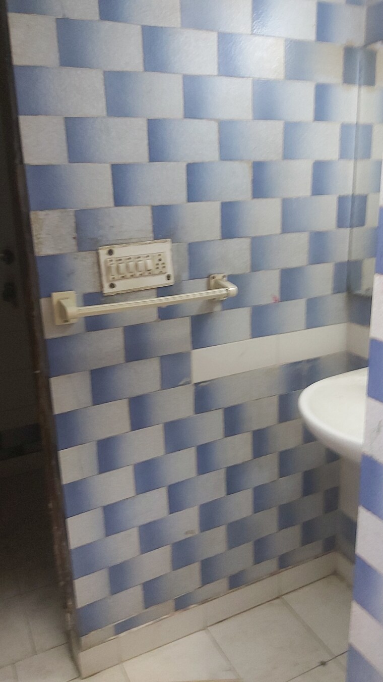 Attached Bathroom, mayur vihar 2.5 Bedroom 1080 Sq.Ft. Apartment In Mayur Vihar Delhi 9217381