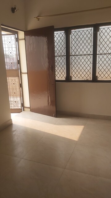 Room in 1.5 BHK Apartment at Mayur Vihar – for Rent