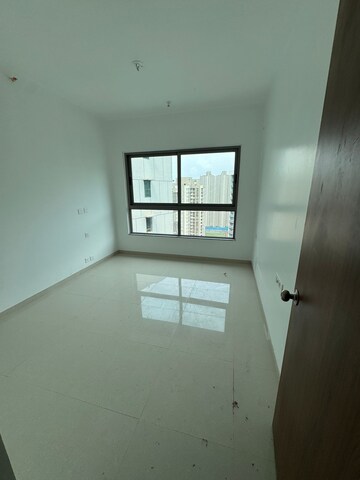 Room in 3 BHK Apartment at Kalpataru Immensa, Kolshet Road – for Rent