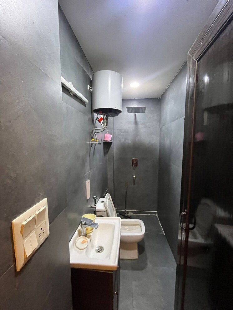Bathroom, vasant kunj 3 Bedroom 600 Sq.Yd. Builder Floor In Vasant Kunj Delhi 9217454