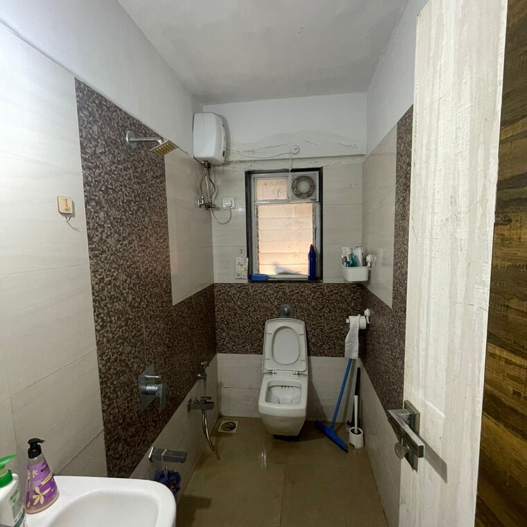 Bathroom, swastik-plaza-juhu 2 Bedroom 780 Sq.Ft. Apartment In Vallabh Nagar Society Mumbai 9217453