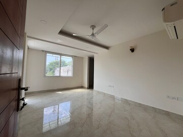 Room in 3 BHK Builder Floor at Sushant Lok I – for Rent