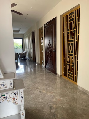 Room in 4 BHK Builder Floor at Dlf Phase ii – for Rent