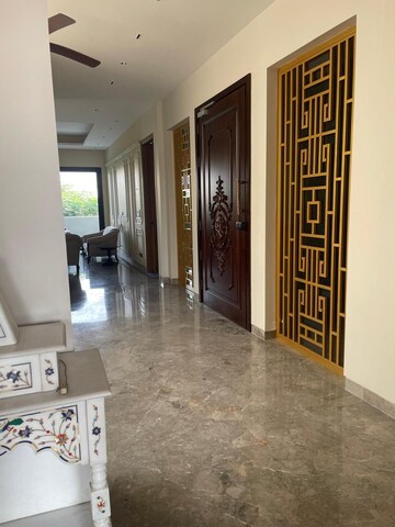 Room in 4 BHK Builder Floor at Dlf Phase ii – for Rent
