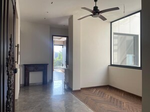 Room in 4 BHK Builder Floor at Dlf Phase ii – for Rent