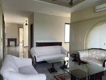 Living Room in 4 BHK Builder Floor at Dlf Phase ii – for Rent