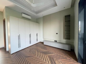 Bedroom in 4 BHK Builder Floor at Dlf Phase ii – for Rent