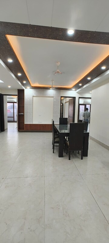 Dining area in 4 BHK Builder Floor at South City 1 – for Rent