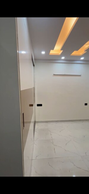 Room in 4 BHK Builder Floor at South City 1 – for Rent