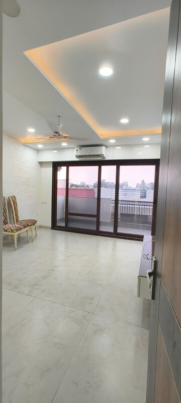 Room in 4 BHK Builder Floor at South City 1 – for Rent