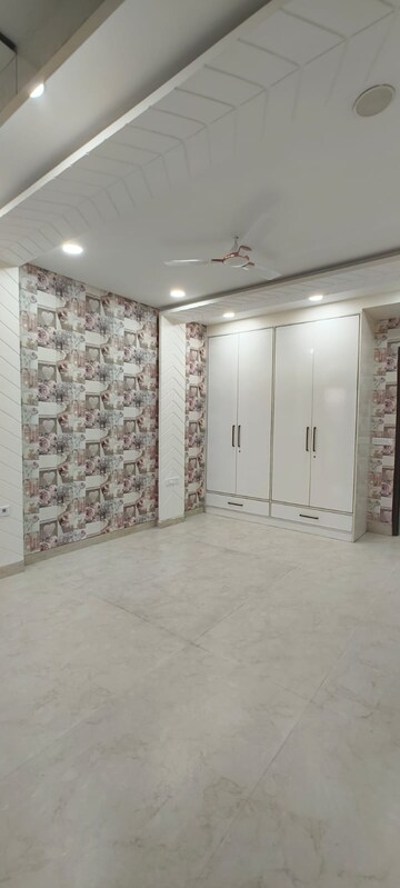 Room in 4 BHK Builder Floor at South City 1 – for Rent