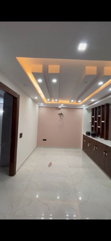 Room in 3 BHK Builder Floor at Sector 12 – for Rent