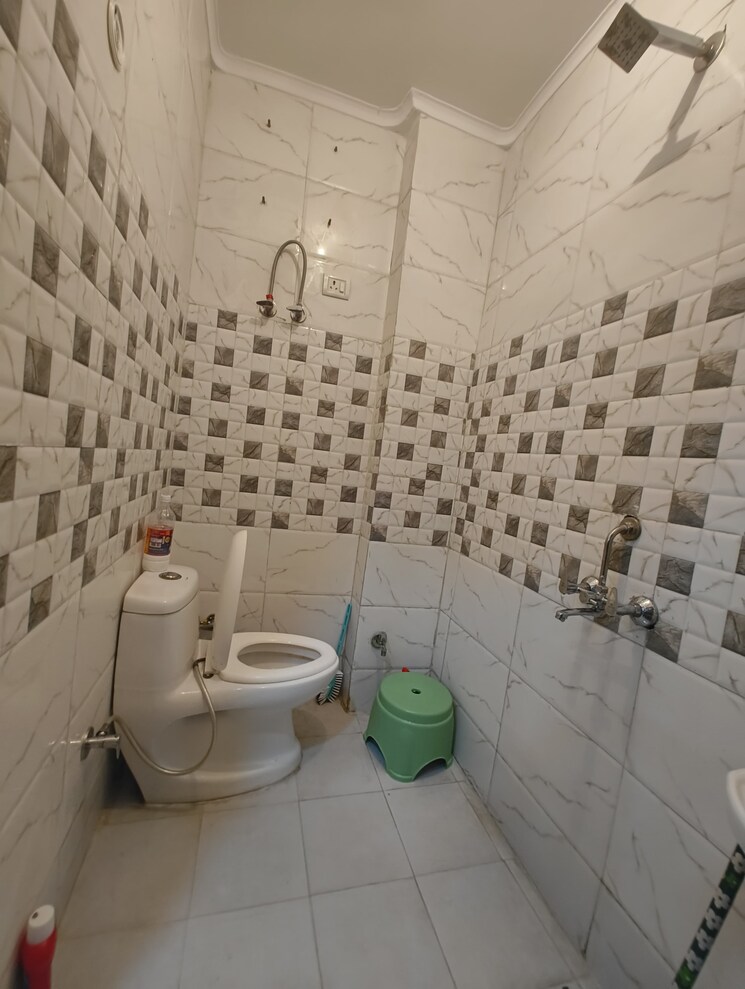 Bathroom, govindpuri 3 Bedroom 900 Sq.Ft. Builder Floor In Govindpuri Delhi 9217694