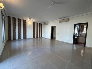 Room in 3 BHK Apartment at Central Park II-Bellevue, Sector 48 – for Sale