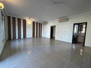 Room in 3 BHK Apartment at Central Park II-Bellevue, Sector 48 – for Sale