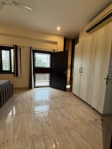 Room in 2 BHK Builder Floor at Ansal Royale Casa, Sector 55 – for Rent