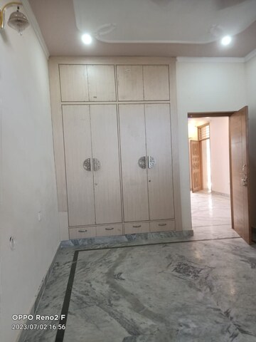 Room in 3 BHK Builder Floor at Green Fields Colony – for Rent