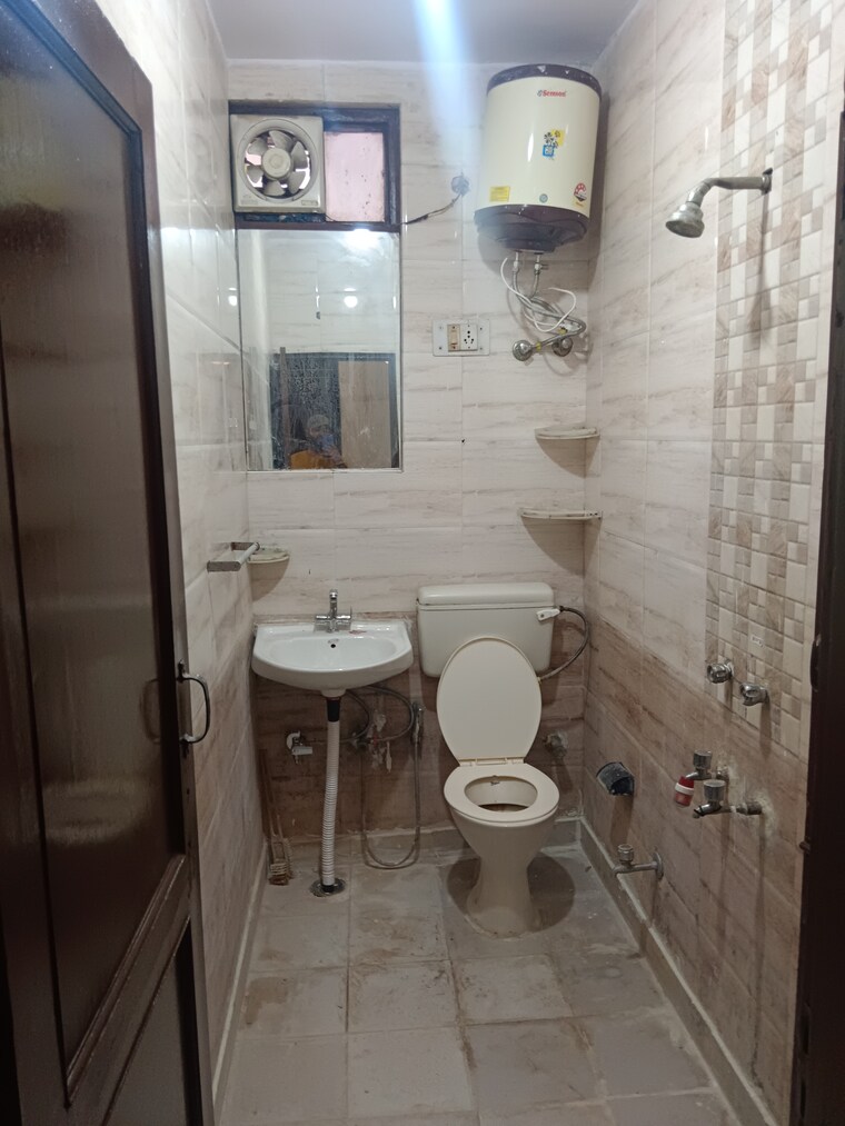 Bathroom, khirki extension 3 Bedroom 900 Sq.Ft. Builder Floor In Khirki Extension Delhi 9218218