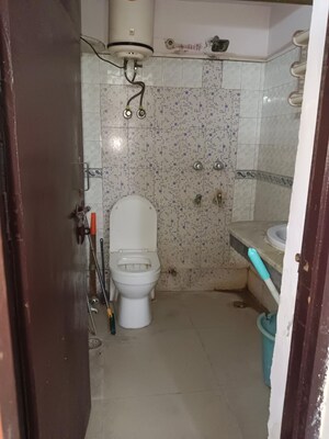 Attached Bathroom in Studio Apartment at Lajpat Nagar 4 – for Rent