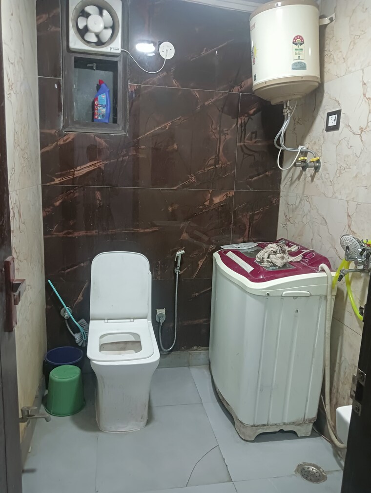 Bathroom, govindpuri 1.5 Bedroom 450 Sq.Ft. Builder Floor In Govindpuri Delhi 9218232