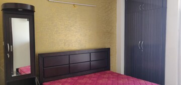 Room in 2.5 BHK Apartment at Amrapali Princely Estate, Sector 76 – for Rent